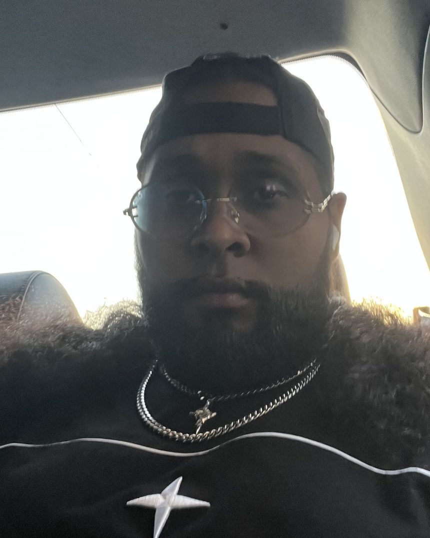 Vinci Smokes in the car, glasses on